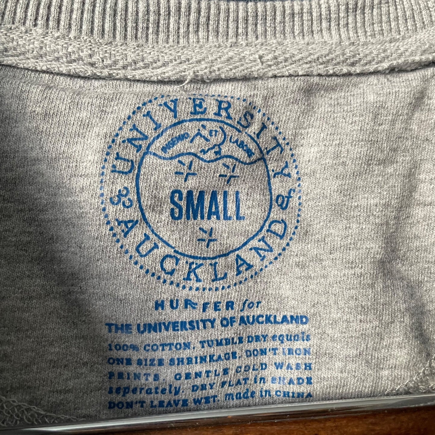 University of Auckland Gray Pullover Sweatshirt Unisex Size Small 100% Cotton